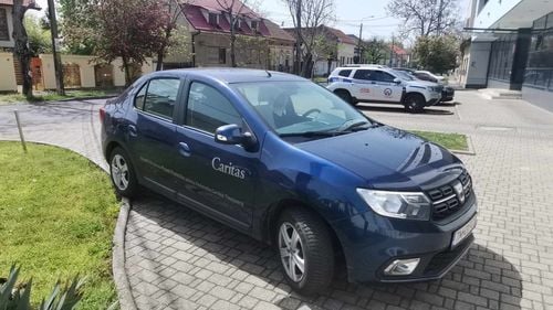 VIDEO FOTO | Loganul cu care a circulat Papa Francisc în România este condus, la Timișoara, de surorile franciscane. Mașina a fost oferită cadou Federației Caritas