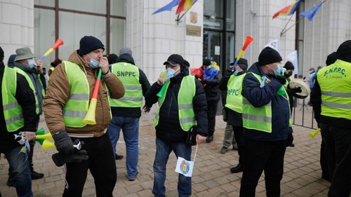 Cartel Alfa pichetează sediul Ministerului Finanţelor / Sindicaliştii cer un ”salariu minim decent” şi ”pensii echitabile”