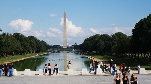 Thanksgiving, sub asediu în SUA. O profesoară cere "decolonizarea" Zilei Recunoștinței, în timp ce statuile președinților "rasiști" Washington și Lincoln au fost vandalizate