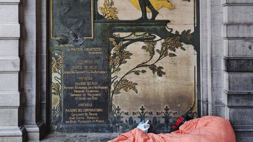 Numărul persoanelor fără adăpost crește în Bruxelles / Un nou raport arată că sute de persoane dorm în spații publice, inclusiv în stațiile de metrou