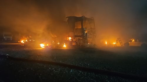 FOTO Mai multe cisterne ard într-o parcare din localitatea 2 Mai / Se aud explozii / A fost transmis RO-Alert
