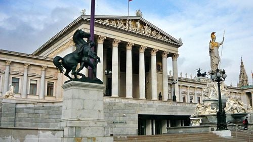 Partidele centriste din Austria au anunţat componenţa viitorului guvern, înaintea unui vot decisiv