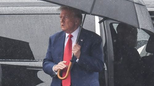 Donald Trump a depus o cauţiune de peste 90 de milioane de dolari pentru a putea face apel la condamnarea în procesul de calomnie intentat de scriitoarea E. Jean Carroll