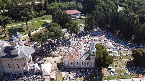 VIDEO 10.000 de oameni la pelerinajul de la Mănăstirea Nicula, ca înainte de pandemie