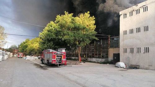 Mesaj Ro-Alert trimis în Dâmbovița, după un incendiu la o hală de producție a polistirenului/ Degajări mari de fum
