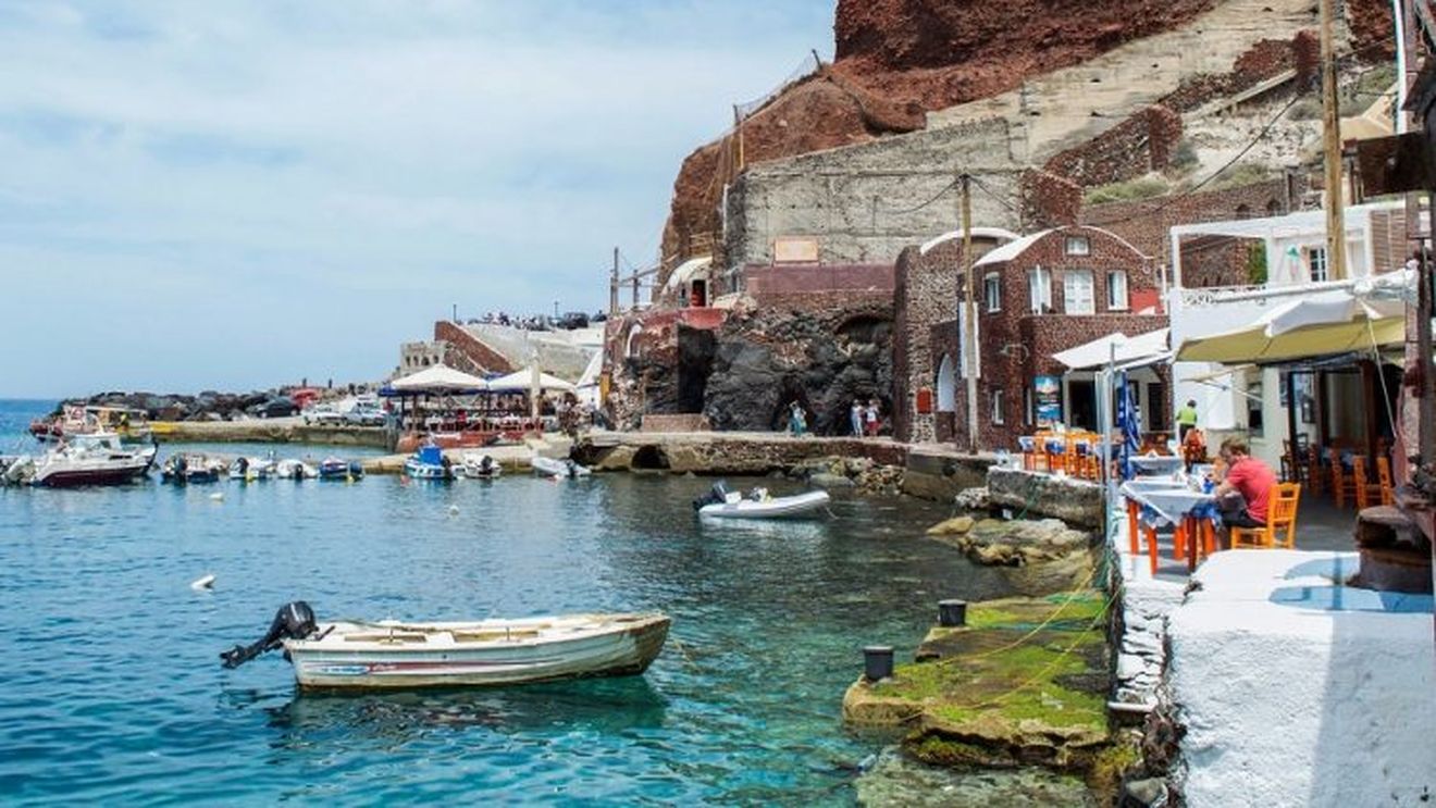Experții avertizează asupra pericolului de alunecare de teren în insula Santorini