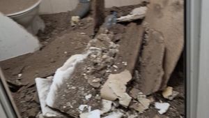 O altă bucată de tavan de la Maternitatea Odobescu din Timişoara s-a prăbuşit, iar apa curge pe pereţi / Primăria nu a găsit încă o soluţie pentru mutarea maternităţii