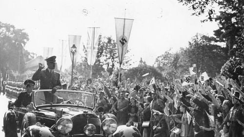 Controversatul miliardar candidat politic australian Clive Palmer a fost criticat pentru că ar fi cumpărat un Mercedes-Benz blindat de epocă, deținut cândva de Adolf Hitler