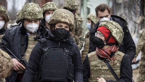 Șefa diplomației germane a vizitat linia frontului din Ucraina: „Ceea ce am văzut m-a șocat” / Le datorăm acestor oameni „să facem tot ce ne stă în putință pentru a găsi o soluție pașnică” / „Pot conta pe noi”