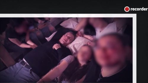 Profesor de la Seminarul Teologic Liceal din Baia Mare, demis după ce s-a fotografiat în pat cu eleve, le-ar fi trimis mesaje cu tentă sexuală şi le-ar fi turnat băutură pe gât