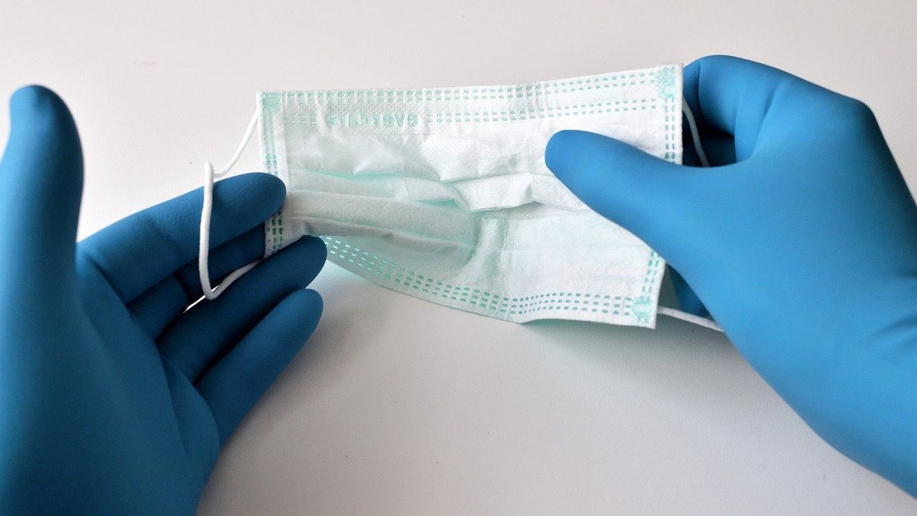 Inconștiență în spitalele din Galați: Inspectorii DSP au amendat 11 cadre medicale pentru nepurtarea măştii, în condițiile în care în municipiu este focar de coronavirus, peste o sută de medici fiind infectați