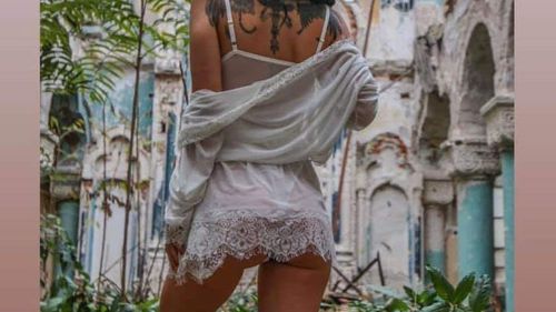 Poze sexy în lăcașul de cult evreiesc din Constanța. O tânără a stârnit controverse în spațiul public după o ședință foto în ruinele Sinagogii de la malul mării