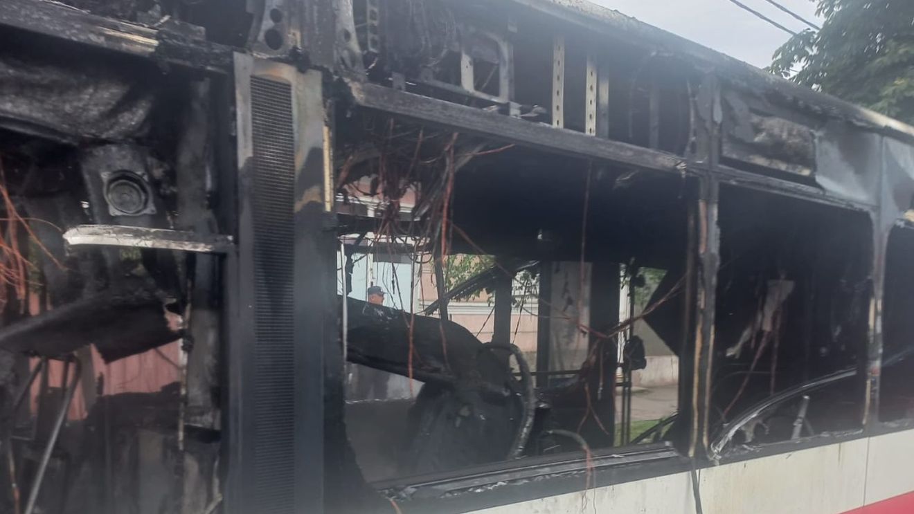 Un autobuz din Oradea a luat foc în mers / Nicio persoană nu a fost rănită