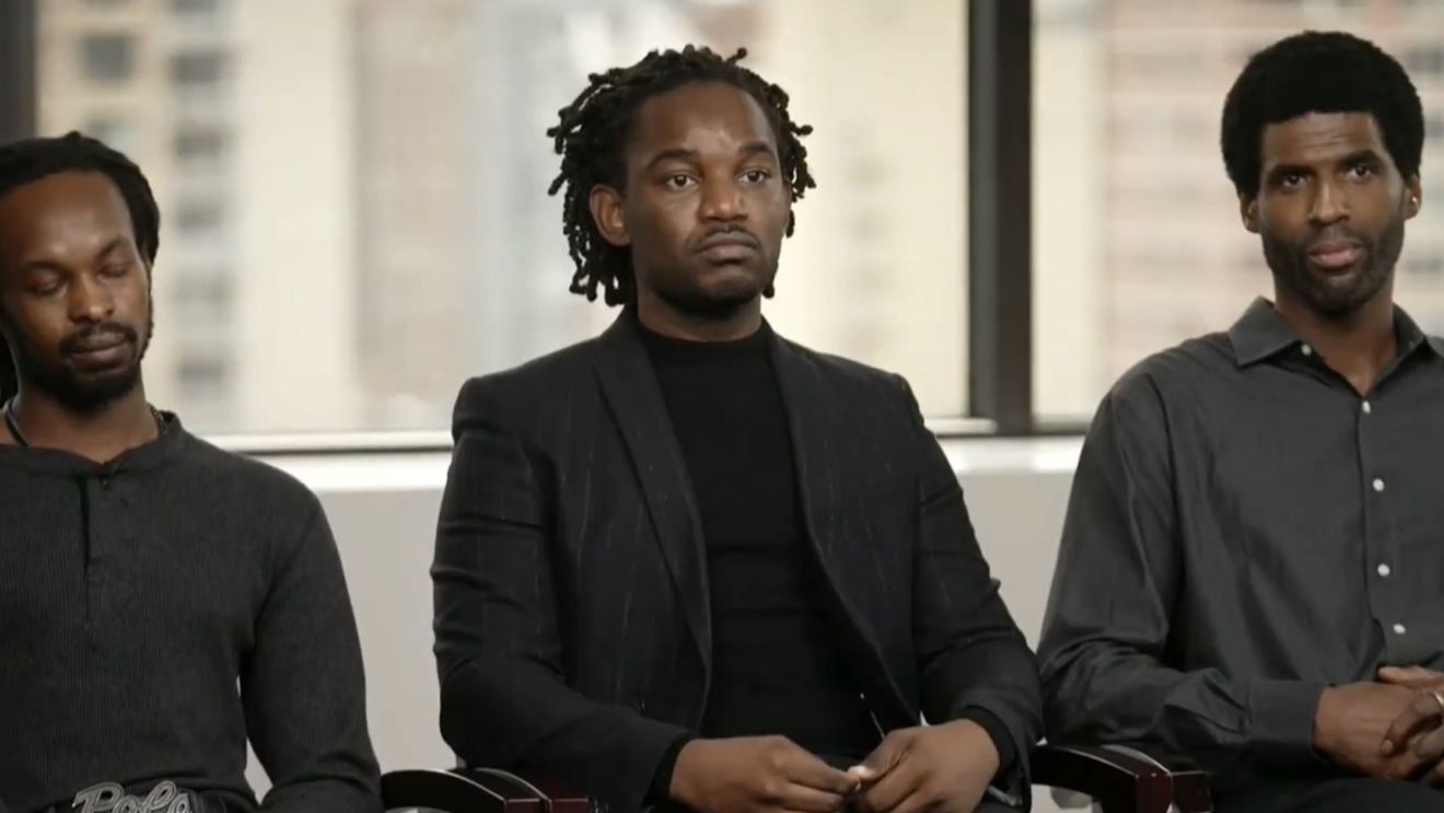 VIDEO Trei pasageri afro-americani dau în judecată American Airlines după ce au fost dați jos dintr-un avion pe motiv că miroseau urât / „Compania ne-a făcut de rușine și ne-a umilit”