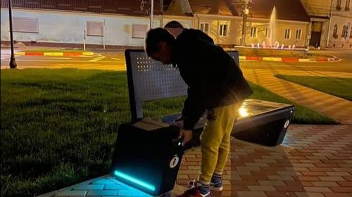 Ghimbav, orășel smart: bănci cu wi-fi și încărcătoare de telefon