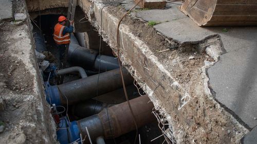 Bujduveanu dă asigurări că iarna aceasta va fi mai bine în privinţa apei calde şi a căldurii: Nu mai dăm drumul la niciun şantier pe perioada iernii. În momentul de faţă, s-a început încărcarea sistemului, toate cele patru CET-uri vor funcţiona