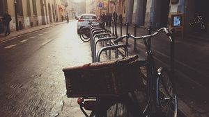 Inițiativă PNL: Clădirile publice, piețele, târgurile, gările și autogările să fie dotate obligatoriu cu parcări pentru biciclete