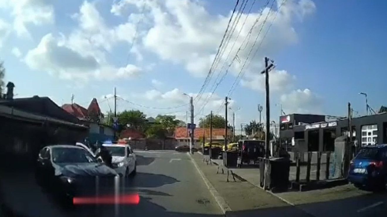 VIDEO Urmărire în trafic pe străzile din București: Un bărbat care conducea un BMW cu permisul suspendat a fugit de poliție