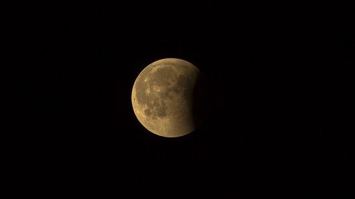 Eclipsa lunară totală şi „Luna Sângerie” de duminică, vizibile mai ales în Asia, dar parţial în Europa şi Africa