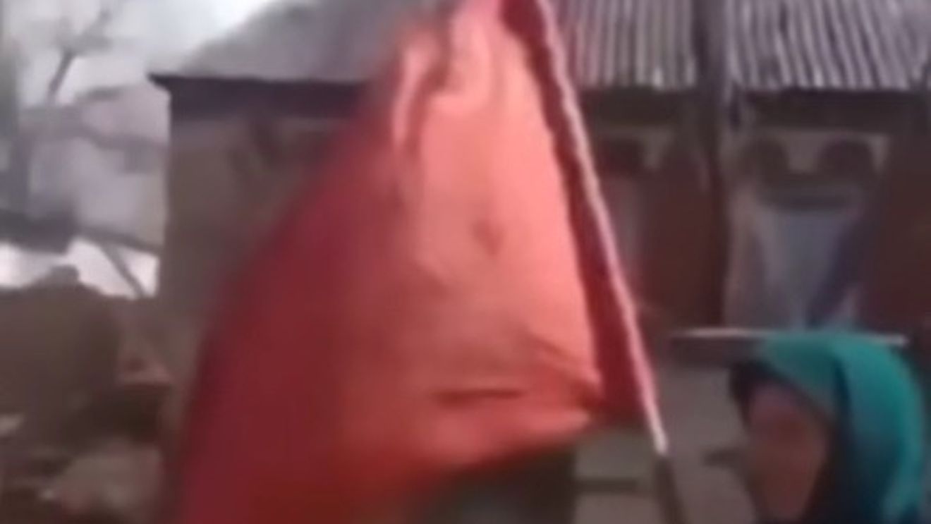 Kremlinul recurge din ce în ce mai des la simbolurile sovietice. Statuia „Bunicii cu steagul URSS”, amplasată în mai multe orașe din Rusia și zone ocupate din Ucraina