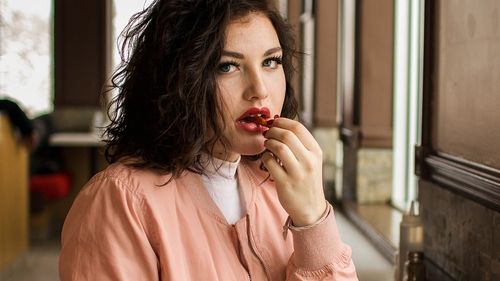 Studiu: Femeile singure mănâncă mai mult și mai rău / Cum le împinge creierul spre alegeri nesănătoase / "Când oamenii sunt singuri subestimează ceea ce mănâncă”