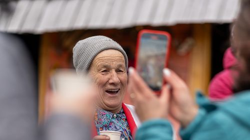 FOTO Maria Hoadrea, bunica – reper pentru turiștii care ajung în Țara Colibelor, în Sibiu / „Le fac tocană cu cartofi, afumătură și cârnați de casă. Pun pe masă și sticle cu rachiu și vișinată” / ”Înainte vreme nu vedeai oameni cu săptămânile. Stam doar cu Dumnezeu, acolo, în munte”