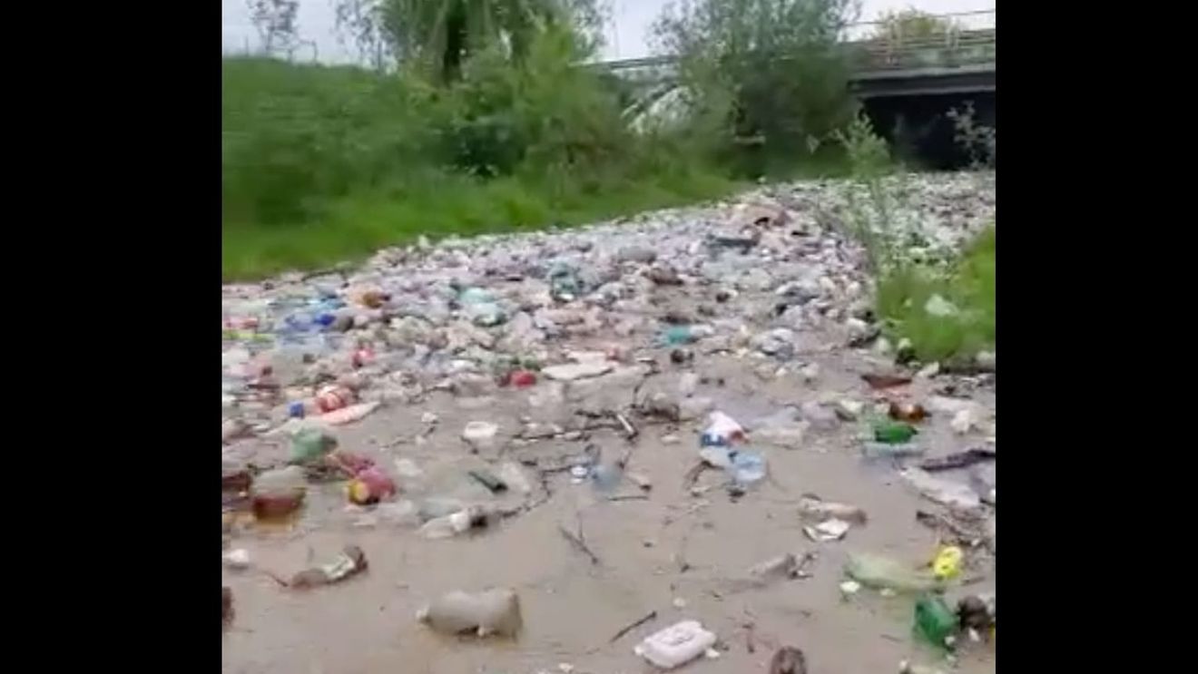 VIDEO Viitură de gunoaie pe un curs de apă din județul Argeș