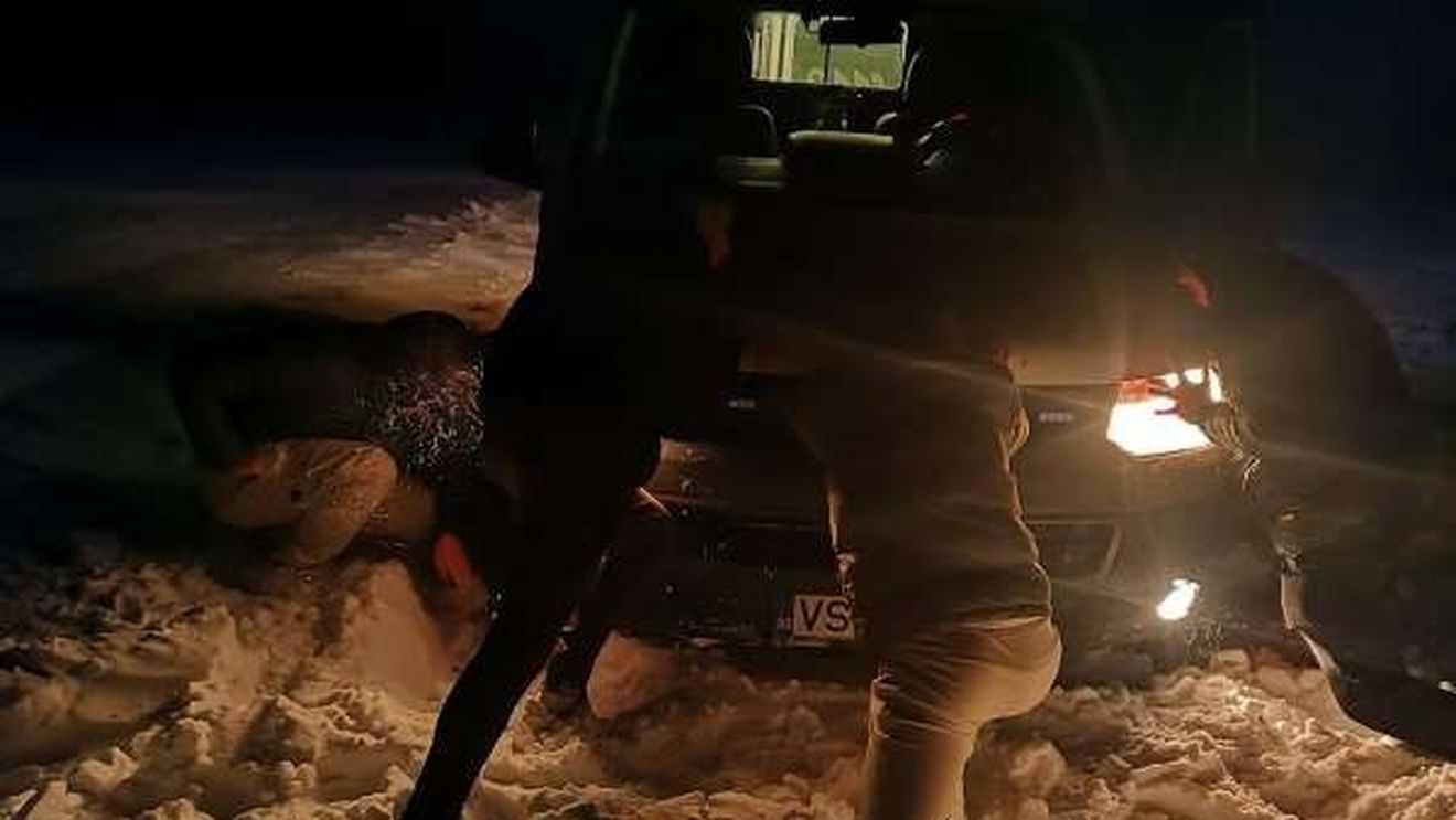 Ambulanță din Vaslui blocată în drum spre o intervenție, ajutată de un grup de tineri aflați la o petrecere în zonă: ”Când vezi câtă dăruire şi implicare, parcă iţi vine sa zici 'Doamne, hai că nu suntem pierduţi!”