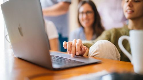 Comisia Europeană: Doar 30 % dintre miniștrii sănătății din Uniunea Europeană sunt femei / Deși femeile reprezintă majoritatea angajaților din prima linie în sănătate, au fost prea puțin incluse în procesul de decizie privind COVID-19