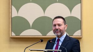 Guvernatorul Băncii centrale a Greciei solicită guvernului să analizeze toate scutirile fiscale pentru că "țara are nevoie de venituri"