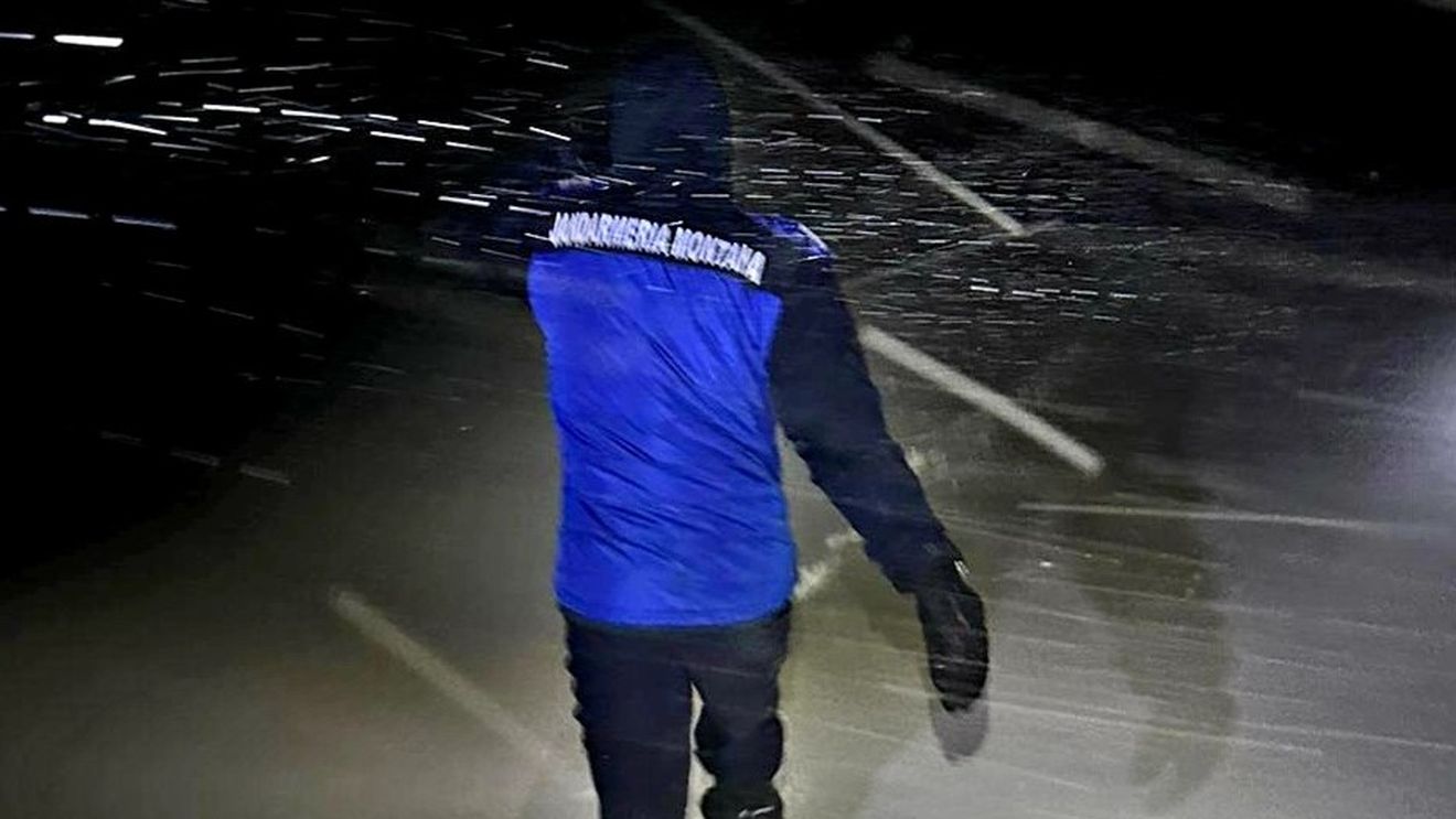 Bărbat dat dispărut de nouă ani, de pe vremea când era adolescent, găsit pe stradă de jandarmii din Argeş, care l-au salvat de la hipotermie