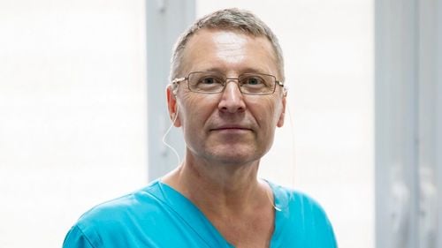 UPDATE Procurorii au găsit peste 80.000 lei, 11.000 euro, 3500 de dolari și dirhami, lire sterline, dinari sârbești și franci elvețieni acasă la colonelul Marian Mitrică, șeful secției de Neurochirurgie / Percheziții DNA la Spitalul Militar ”Carol Davila” și în alte locații, trei medici acuzați că ar fi luat șpagă (surse)