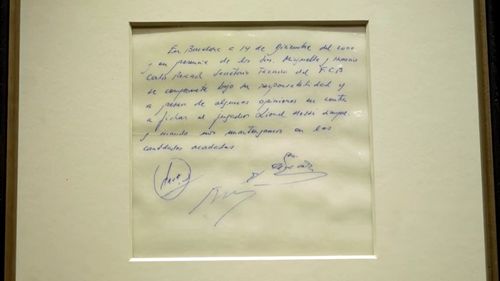 VIDEO Şerveţelul pe care FC Barcelona a promis că îl va lua pe Lionel Messi, pe vremea când avea 13 ani, a fost vândut la licitaţie cu 762.400 de lire sterline