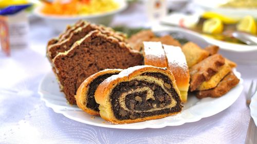 VIDEO Ce punem pe masă? Puțin din toate (Ep. 2): Istoria cozonacului și vinuri românești cu identitate