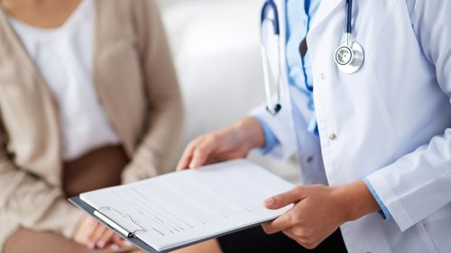Medicii care lucrează în secții din spitalele de stat, obligați să acorde consultații și în ambulatoriu. Amendă de 20.000 de lei pentru cei care refuză - proiect al Ministerului Sănătății