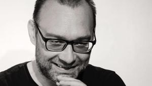 Decesul regizorului Bogdan Budes, anunțat pe Facebook de fratele lui / Ar fi suferit un infarct în somn