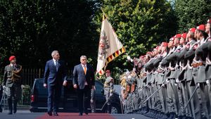UPDATE Cancelarul austriac, după întâlnirea cu Orbán: Condamnăm cu fermitate orice trivializare sau relativizare a rasismului sau antisemitismului / Orban recunoaște că uneori se exprimă „ambiguu”: Mă definesc ca fiind un politician anti-migrație. Aceasta nu e o problemă rasială, ci una culturală