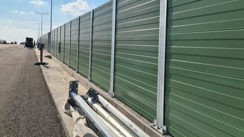 CNAIR montează panouri fonoabsorbante pe Centura Capitalei, pe A 1 București-Pitești și pe A 2 - Autostrada Soarelui. Panourile anti-zgomot costă aproape 100 de milioane de lei