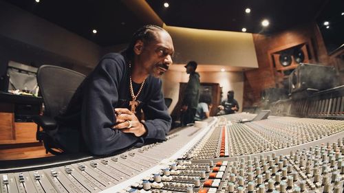 Din cauza grevei declanșate de scenariștii de la Hollywood, rapperul Snoop Dogg și-a exprimat solidaritatea amânându-și cocertele de sărbătorire a 30 de ani de la lansarea albumului său „Doggystyle”