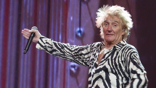 VIDEO Rod Stewart, huiduit pe scenă în Germania pentru mesajul de susţinere a Ucrainei: Putin trebuie oprit / Mă simt foarte bine să cânt pentru publicul german
