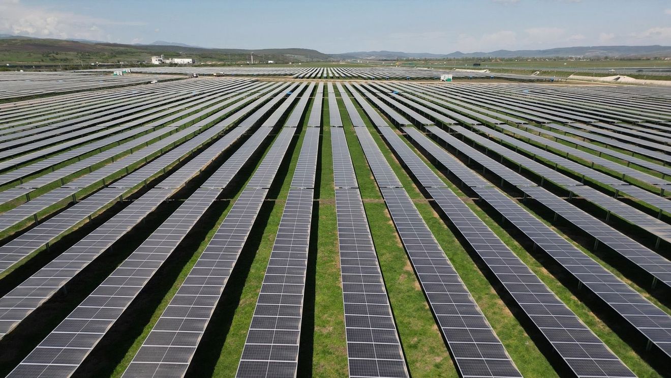 Hidroelectrica a semnat contractul pentru realizarea la cheie a proiectului „Parc fotovoltaic Ţara Haţegului”