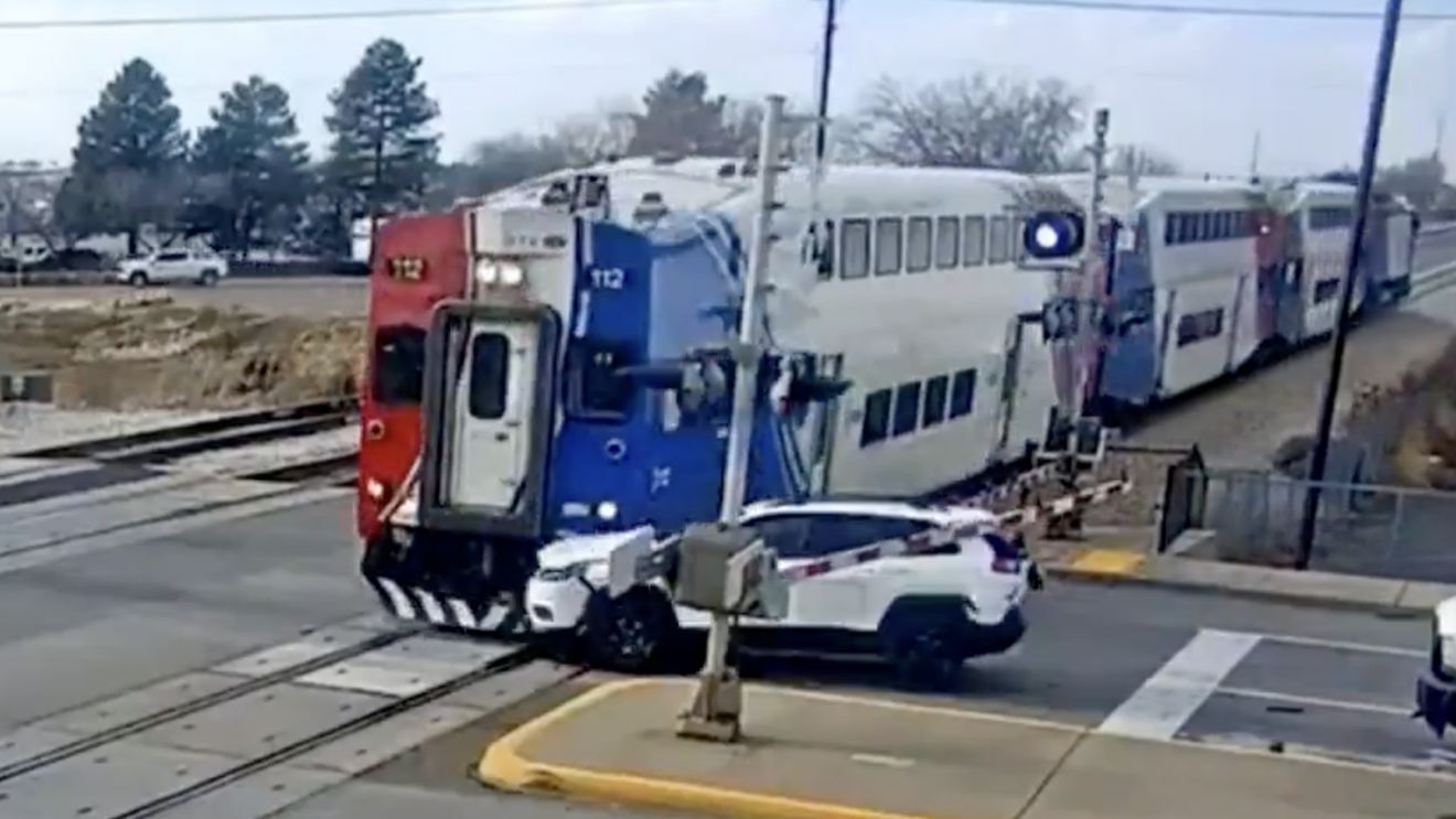 VIDEO Un șofer a scăpat la limită de coliziunea cu un tren, în Utah, SUA