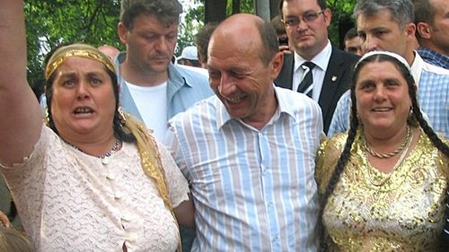 FOTO Gardul vilei de protocol al lui Traian Băsescu, vandalizat cu vopsea roșie, a fost curățat: Petrov, achită-ți datoriile / UPDATE Poliția anunță că a început cercetări pentru distrugere