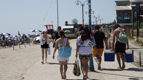 De luni începe programul "Litoralul pentru toţi" / Tarife cu până la 70% mai mici în perioada 22 mai - 18 iunie / Tarifele încep de la 52 de lei pe noapte de persoană, la un hotel de 3 stele din staţiunea Venus