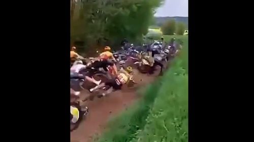 Ciclism, Turul Bretaniei: haos după o căzătură colectivă impresionantă, pe un teren noroios