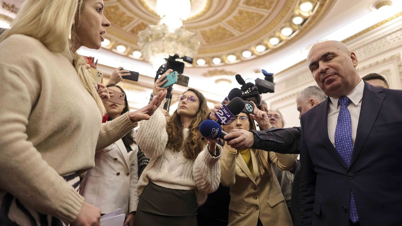 VIDEO Angajații Senatului au întrerupt conferința de presă a lui Bolojan care anunța concedieri și l-au huiduit / Președintele Senatului: Nu este normal să angajezi persoane pe perioadă nedeterminată fără concurs. Nu merge cu mine o asemenea atitudine