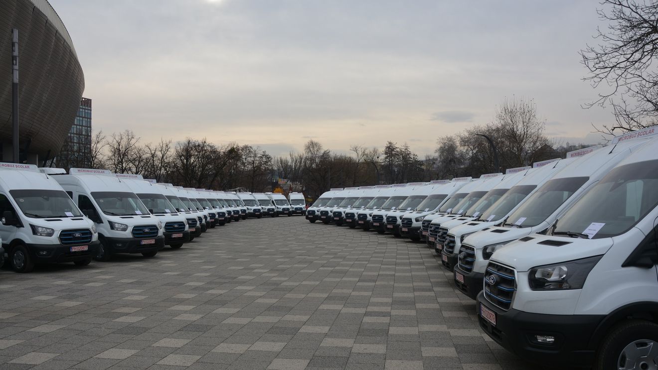 Consiliul Județean Arad a recepționat alte șase microbuze electrice școlare în plin scandal legat de prețul de achiziție al acestora / Prețul pe bucată a scăzut cu 80.000 de euro, în contextul în care Parchetul European a demarat o anchetă în acest caz