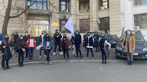 Elevii protestează luni în fața Ministerului Educației față de încălcarea dreptului la transport gratuit la școală