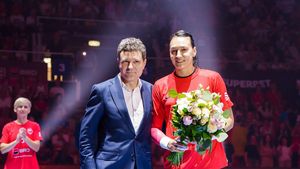 Nicuşor Dan, după ce a participat la Gala Neagu, unde a aruncat de la 7 metri: Am jucat handbal, dar nu aveam lipici pe minge / Împreună cu foşti sportivi de performanţă trebuie să facem o strategie pe mulţi ani