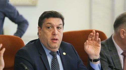 DOCUMENT Cum vrea PSD să-și mențină controlul asupra marilor companii pe care le-a căpușat în ultimii șapte ani: vrea să blocheze timp de doi ani orice privatizare a firmelor de stat. Proiectul de lege inițiat de Șerban Nicolae & co a trecut deja de Senat